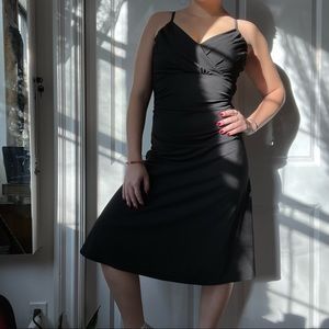 CLASSY MINIMALIST BLACK CINCHED V NECK THRIFTED BLACK DRESS SIZE SMALL / MEDIUM